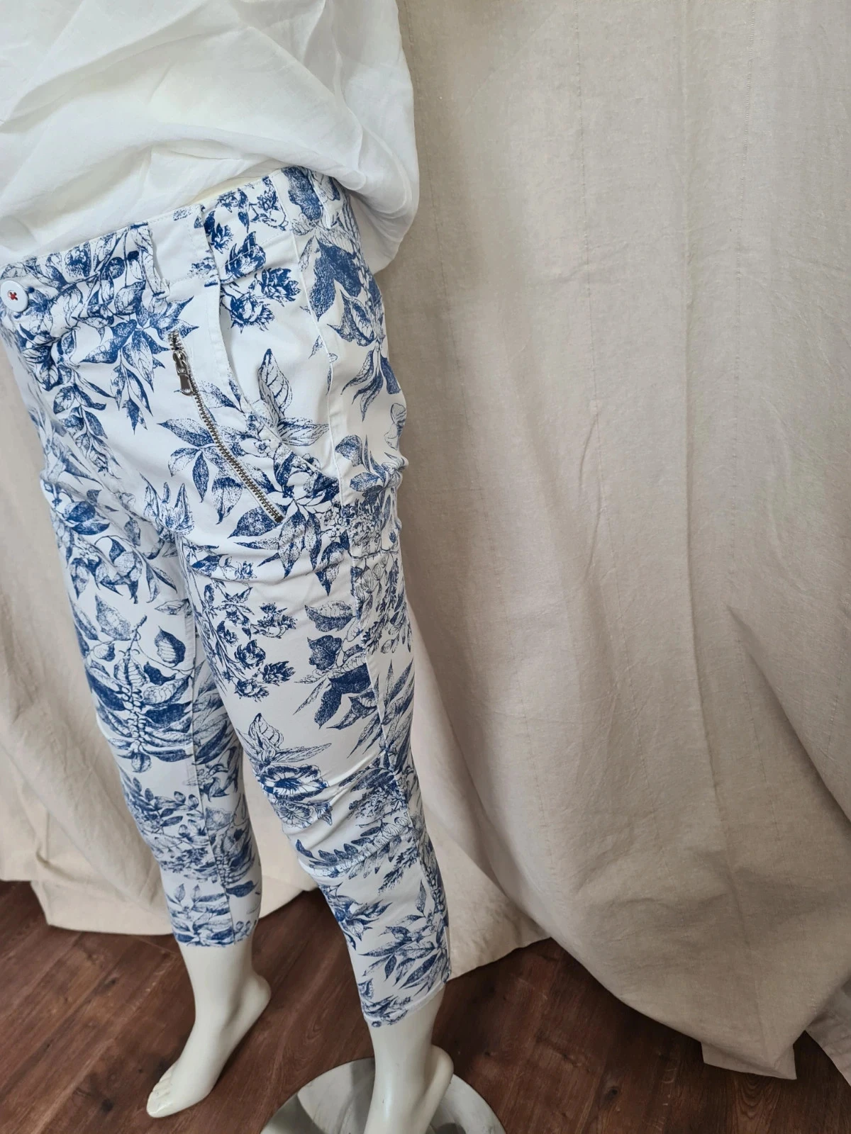 Pantalón con estampado de motivos azules – photo 3